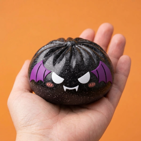 Squishy Dumpling Chauve-souris Halloween Glitter tenu en main, taille réelle