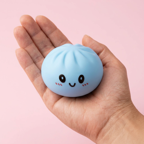 Dumpling Squishy Bleu Océan tenu en main, taille réelle