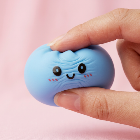 Dumpling Squishy Bleu Océan pressé dans la main, matière squishy