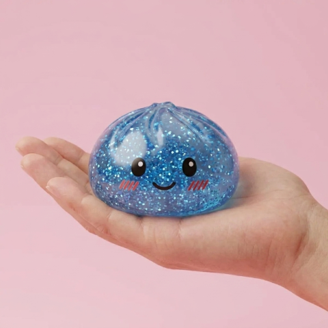 Glitter Dumpling Squishy Bleu Calme tenu en main, taille réelle