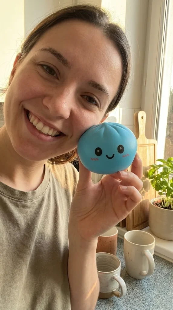 Squishy Dumpling Mystery Box Surprise tenu près du visage — photo client