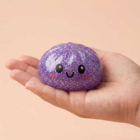 Glitter Dumpling Squishy Set De 6 tenu en main, taille réelle
