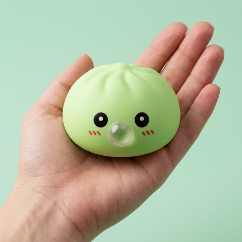 Dumpling Squishy Vert Frais Nature tenu en main, taille réelle