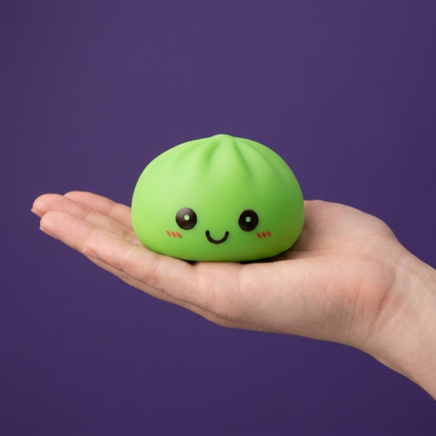 Veilleuse Dumpling Squishy Verte Lumineuse tenu en main, taille réelle