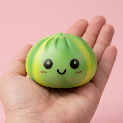 Squishy Dumpling Tie Dye Vert Tourbillon tenu en main, taille réelle
