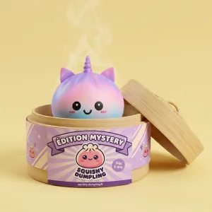 Jumbo Dumpling Squishy Licorne Arc-en-ciel dans sa boîte panier vapeur façon bambou