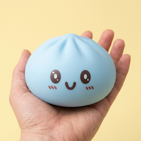 Squishy Dumpling Bleu Géant Jumbo tenu en main, taille réelle