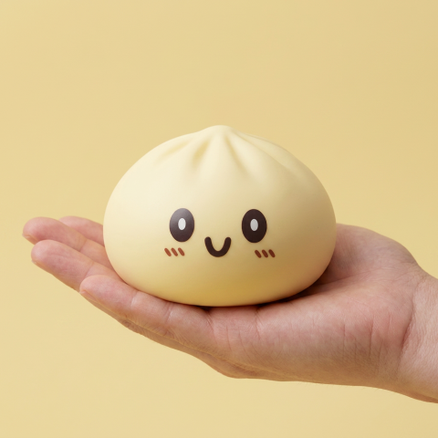 Squishy Dumpling Jaune Jumbo Géant tenu en main, taille réelle