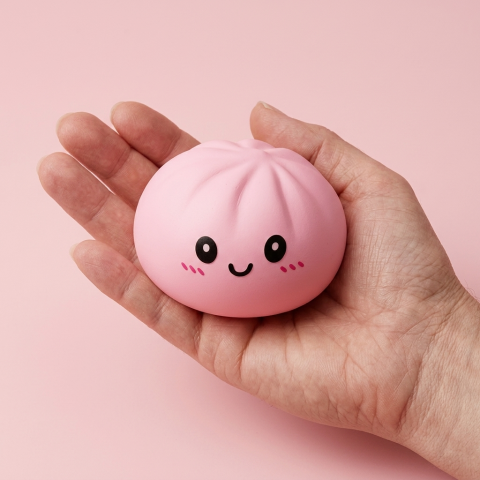 Pink Squishy Dumpling Fleur Douceur tenu en main, taille réelle