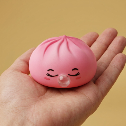 Squishy Dumpling Rose Rare Blow tenu en main, taille réelle