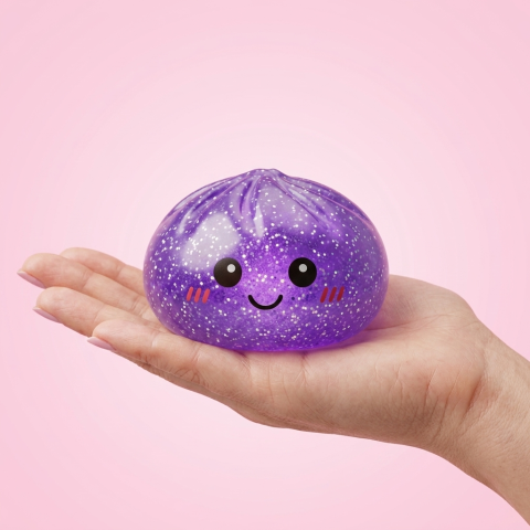 Glitter Dumpling Squishy Violet Rêveur tenu en main, taille réelle