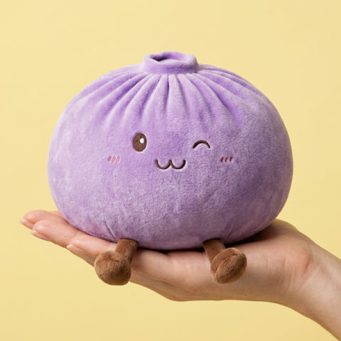 Dumpling Squishy Géant Violet tenu en main, taille réelle