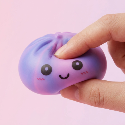 Squishy Dumpling Violet Tie-Dye pressé dans la main, matière squishy
