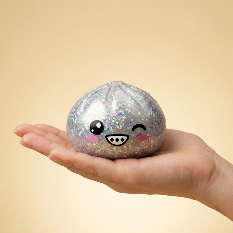 Rare Dumpling Squishy Argenté Scintillant tenu en main, taille réelle
