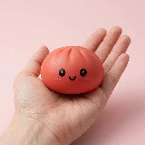 Dumpling Squishy Rouge Cerise tenu en main, taille réelle