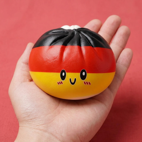 Squishy Dumpling Allemagne tenu en main, taille réelle