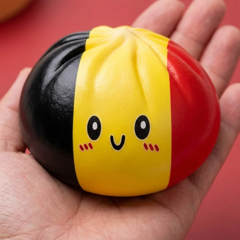 Squishy Dumpling Belgique tenu en main, taille réelle
