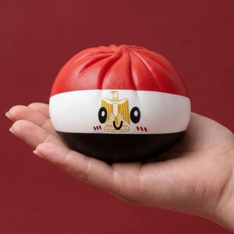 Squishy Dumpling Égypte tenu en main, taille réelle