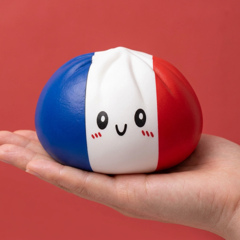 Squishy Dumpling France tenu en main, taille réelle