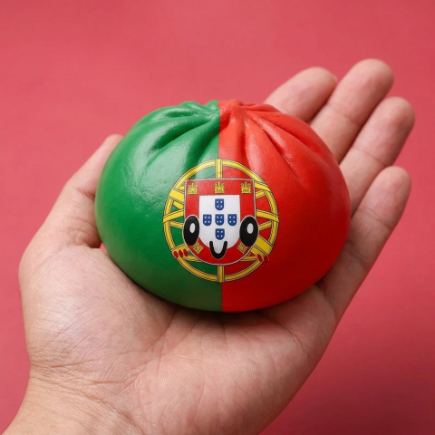 Squishy Dumpling Portugal tenu en main, taille réelle