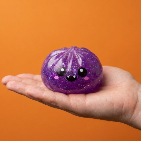 Squishy Dumpling Vampire Glitter Halloween tenu en main, taille réelle