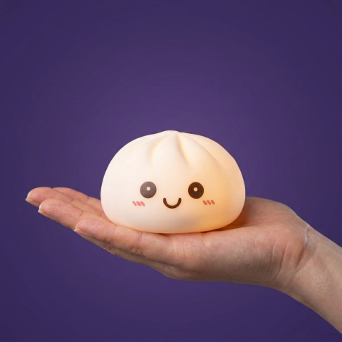 Veilleuse Dumpling Squishy Blanche Lunaire tenu en main, taille réelle