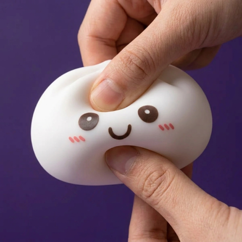 Veilleuse Dumpling Squishy Blanche Lunaire — effet slow-rise, la mousse regonfle