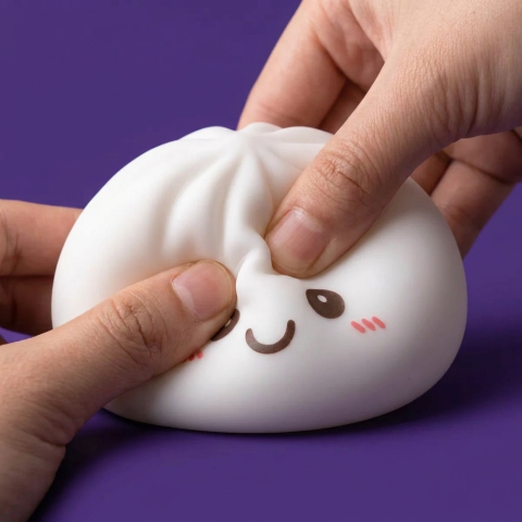 Veilleuse Dumpling Squishy Blanche Lunaire pressé dans la main, matière squishy