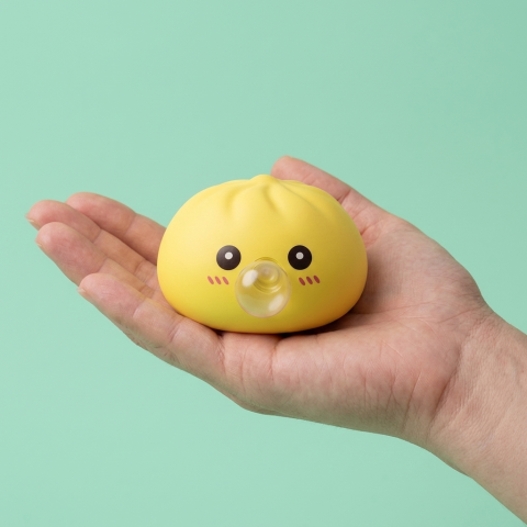 Jumbo Dumpling Squishy Jaune Géant tenu en main, taille réelle