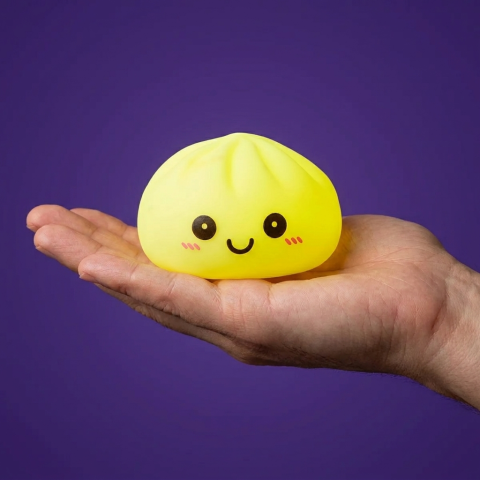 Veilleuse Dumpling Squishy Jaune Soleil tenu en main, taille réelle