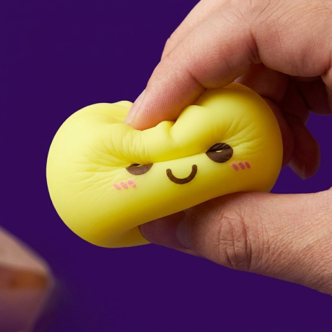 Veilleuse Dumpling Squishy Jaune Soleil — effet slow-rise, la mousse regonfle