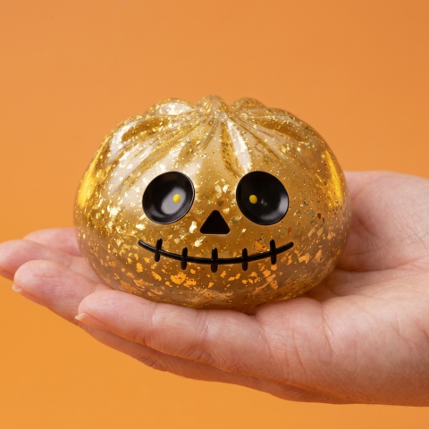 Dumpling Squishy Zombie Halloween Glitter Doré tenu en main, taille réelle