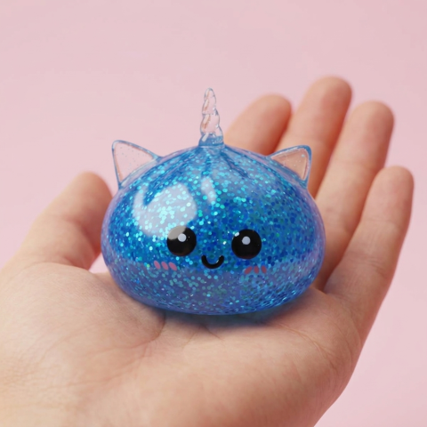 Squishy Dumpling Licorne Bleue Glitter tenu en main, taille réelle