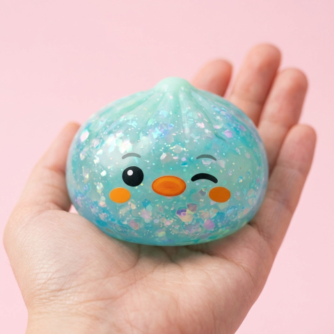 Squishy Dumpling Pingouin Vert Menthe Givré tenu en main, taille réelle