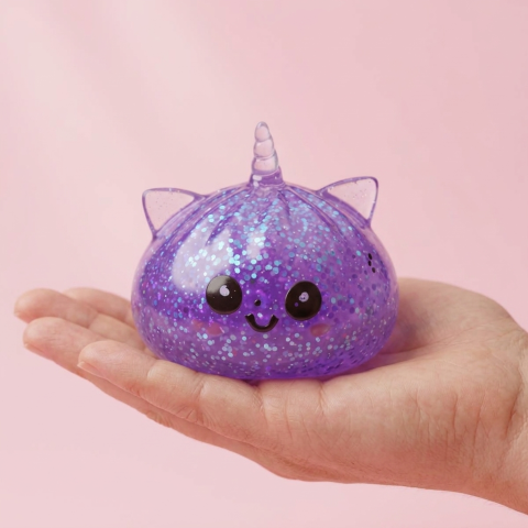 Squishy Dumpling Licorne Violette Glitter tenu en main, taille réelle