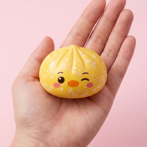 Squishy Dumpling Pingouin Jaune Beurre tenu en main, taille réelle