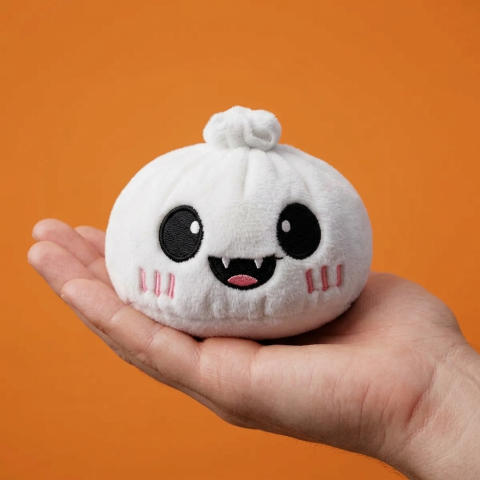 Squishy Dumpling Fantôme Halloween au Clair de Lune tenu en main, taille réelle