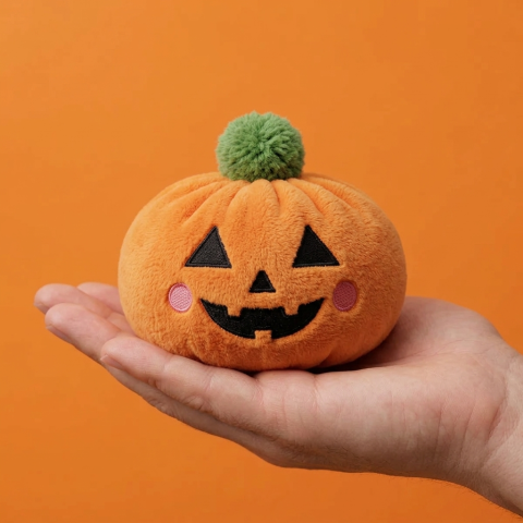 Squishy Dumpling Citrouille Halloween tenu en main, taille réelle