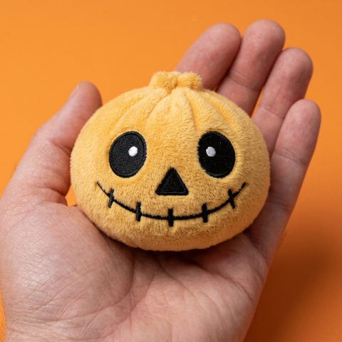 Dumpling Squishy Squelette Halloween Souriant tenu en main, taille réelle