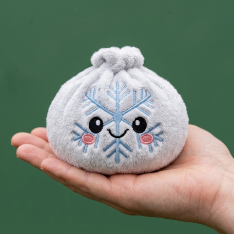 Dumpling Squishy Flocon de Neige Hiver tenu en main, taille réelle