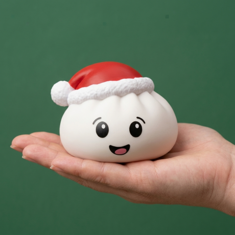 Squishy Dumpling Bonnet de Noël Blanc tenu en main, taille réelle