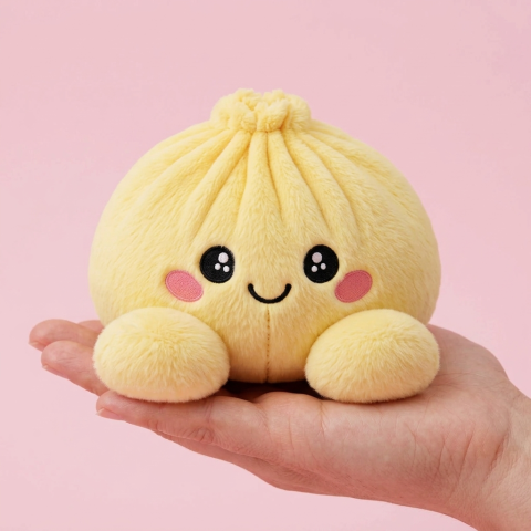 Dumpling Squishy Jaune Citron tenu en main, taille réelle